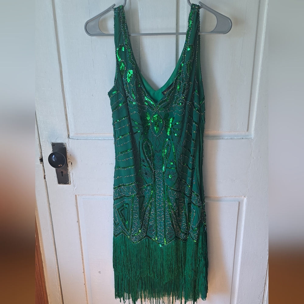 1920s Style Green Sequin Flapper Dress with Peacock Headband